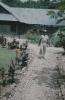 BD/171/1761 Man in uniform loopt over pad
