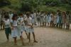 BD/171/705 Kinderen met dienblad op school